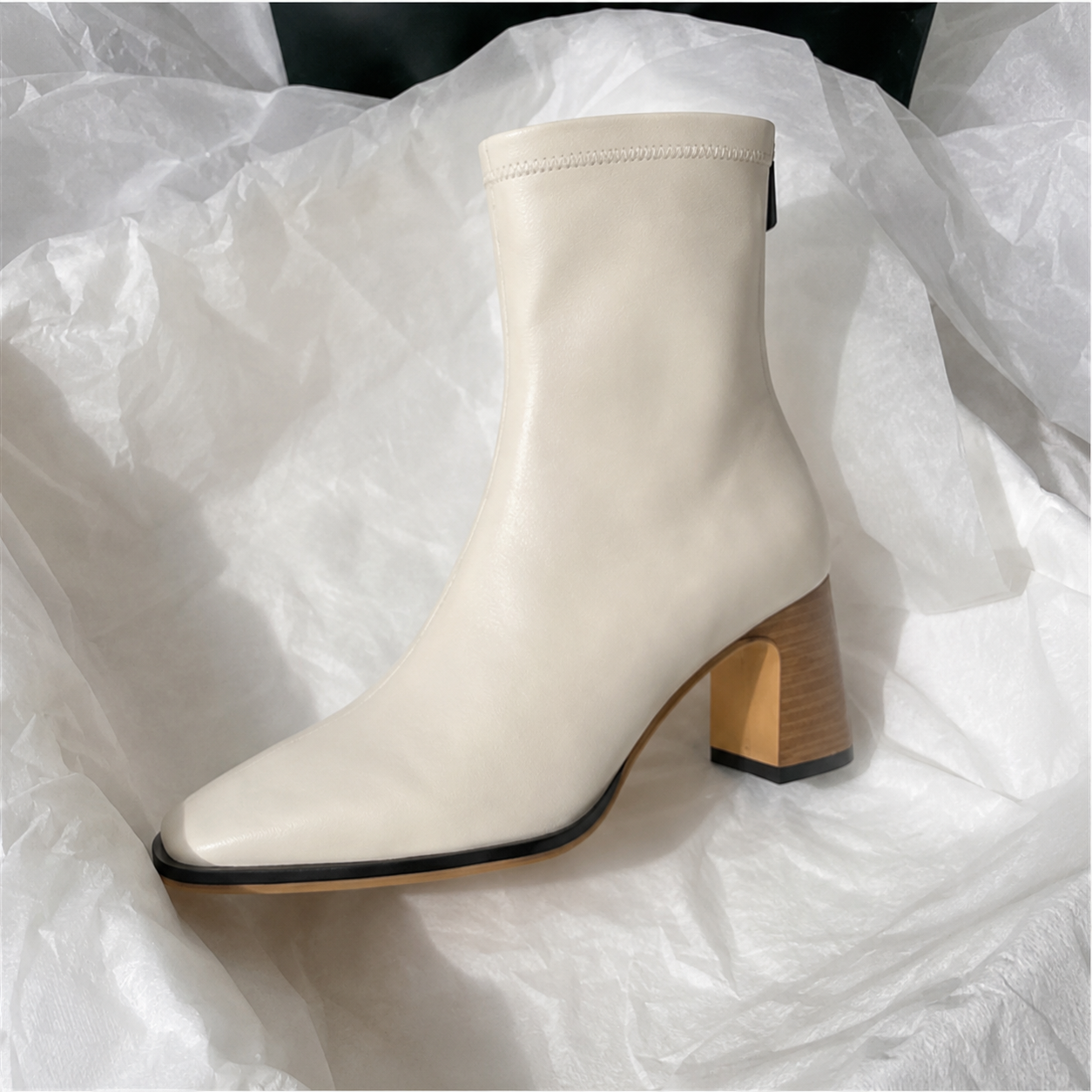 Bota vintage branca — detalhe zíper bico quadrado
