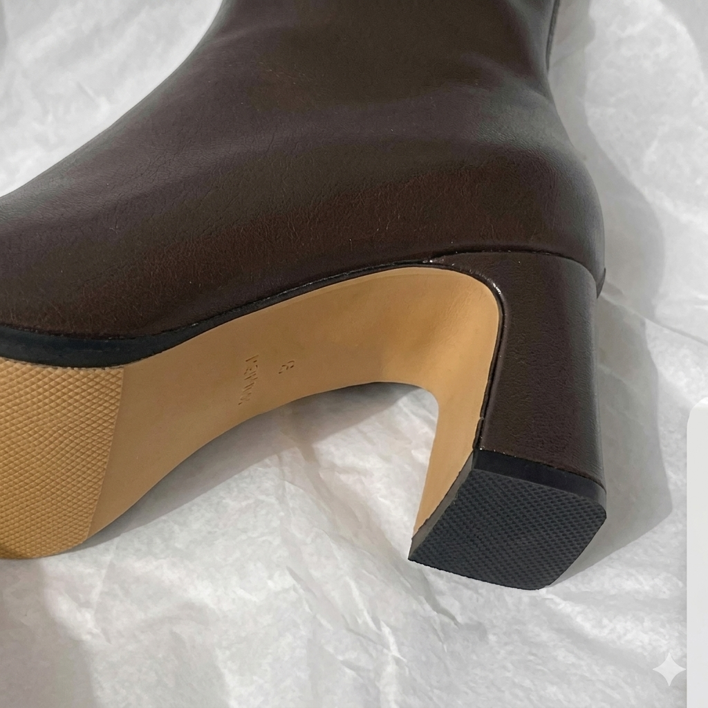 Bota feminina marrom bico quadrado — detalhe sola