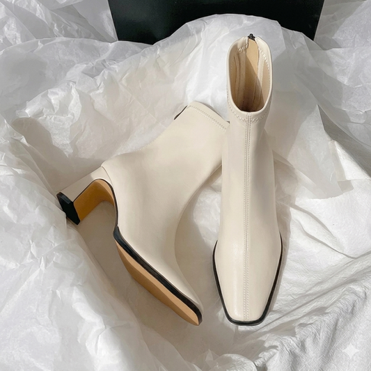 Bota feminina cano curto vintage branca bico quadrado salto grosso — vista frontal