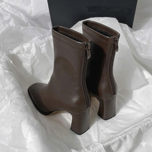 Bota feminina cano curto vintage marrom bico quadrado salto grosso — vista frontal