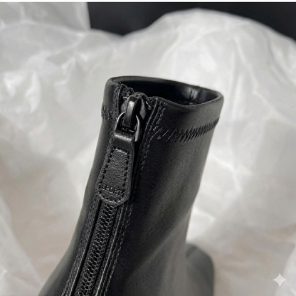 Bota feminina preta bico quadrado — detalhe sola