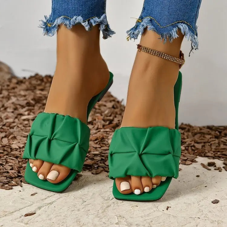 Sandália preta flat bico quadrado — look casual