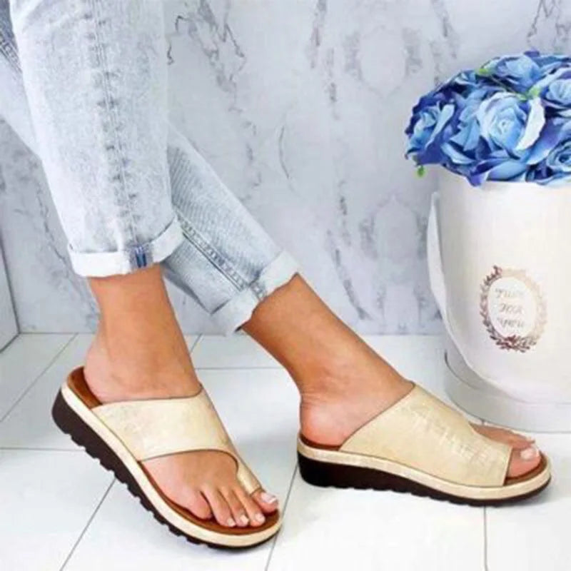 Sandália feminina ortopédica flat couro dourada — vista frontal