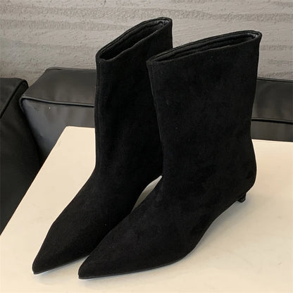 Bota vintage preta bico fino — detalhe zíper retrô