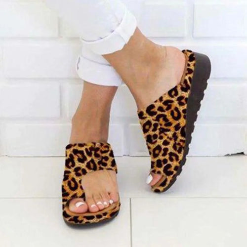 Sandália feminina ortopédica flat couro animal print — vista frontal