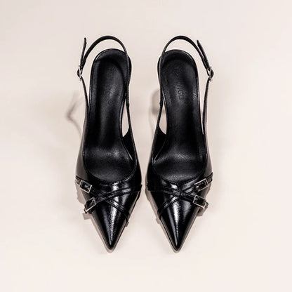 Scarpin preto bico fino — detalhe fivela
