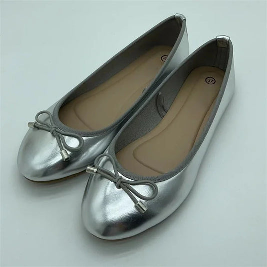 Sapatilha ballerina prata laço bico redondo flat slip on — vista frontal