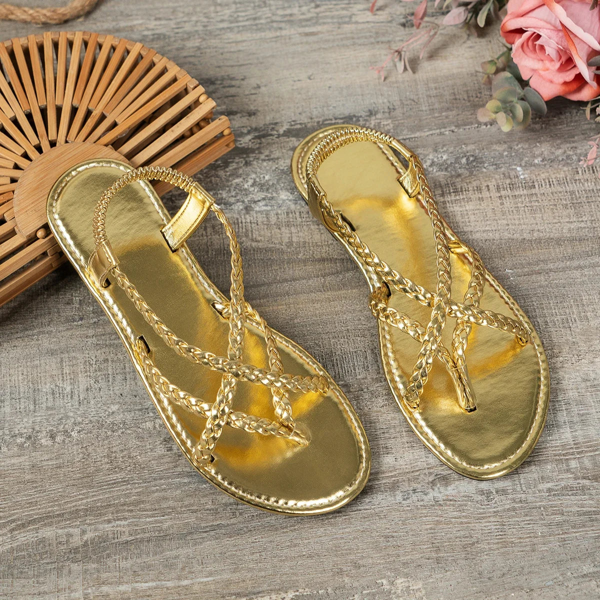 Sandália feminina flat trançada vazada clip toe dourada — vista frontal