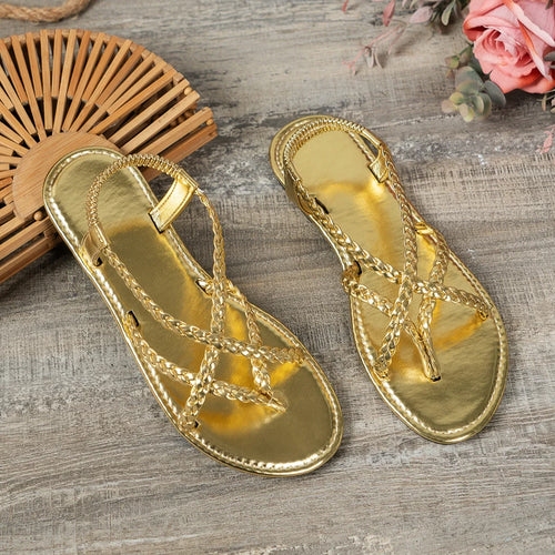 Sandália feminina flat trançada vazada clip toe dourada — vista frontal