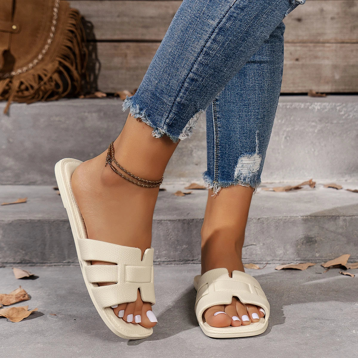 Sandália flat preta respirável — detalhe sola
