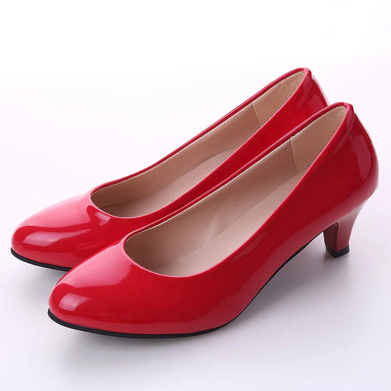 Scarpin branco salto médio — look formal