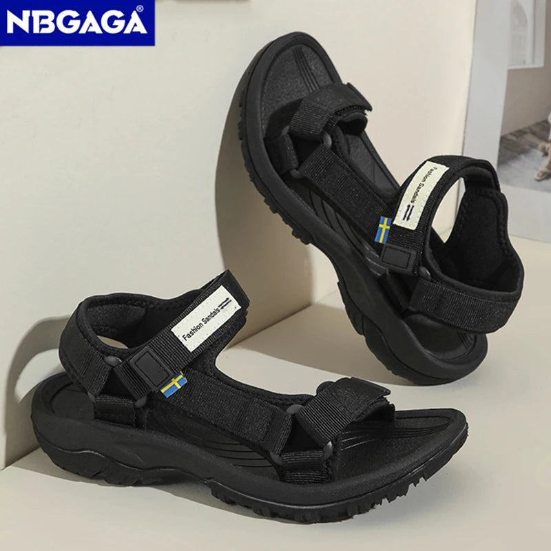 Sandália flat preta velcro — detalhe velcro ajustável