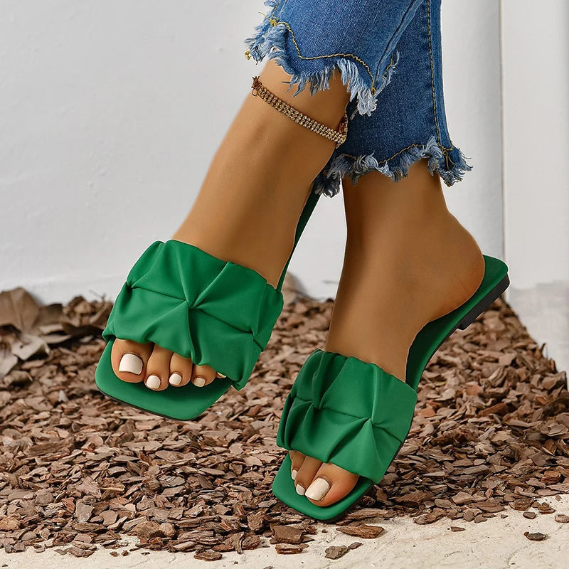 Sandália feminina preta flat — look minimalista