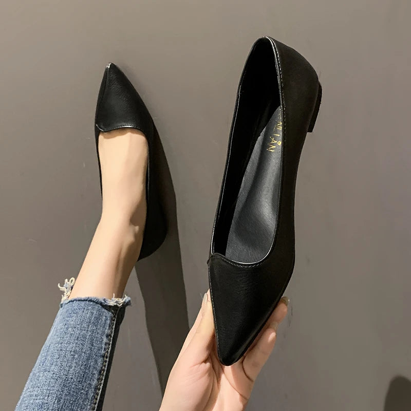 Sapatilha flat preta bico fino respirável — detalhe