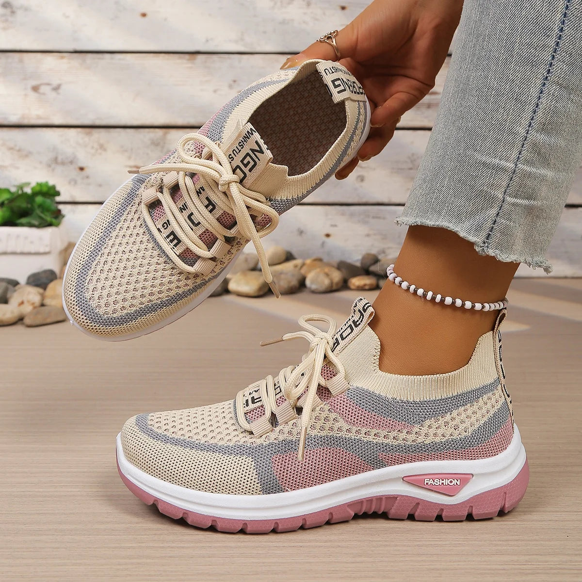 Tênis feminino casual bicolor preto e caqui — lateral