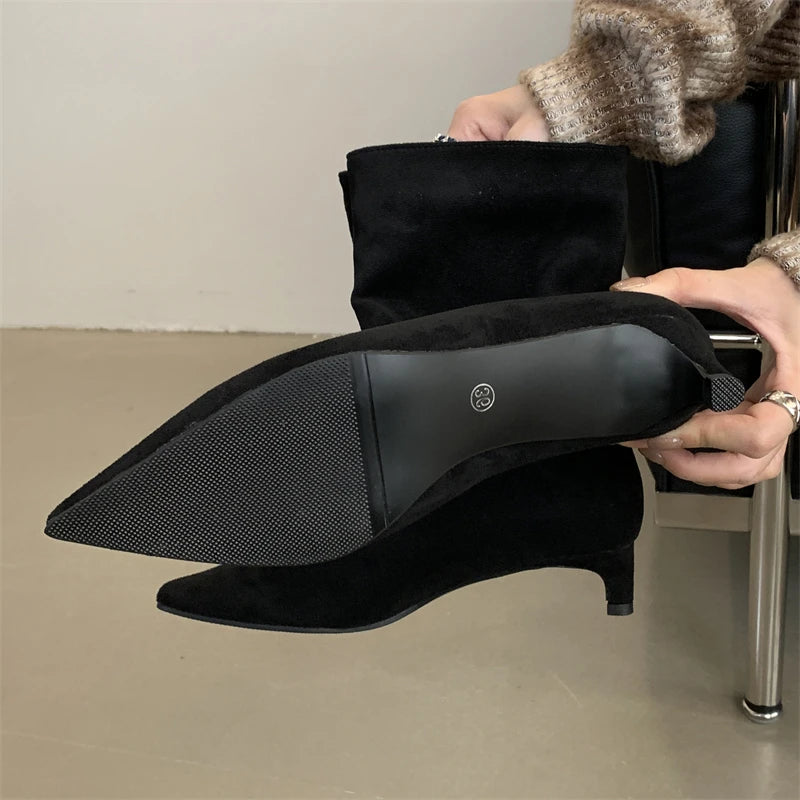 Bota vintage preta bico fino — look retrô elegante