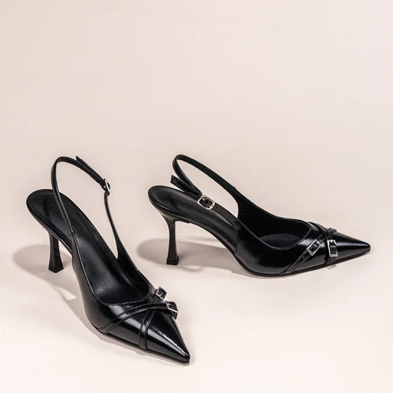 Scarpin preto fivela decorativa — lateral