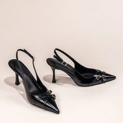 Scarpin preto fivela decorativa — lateral