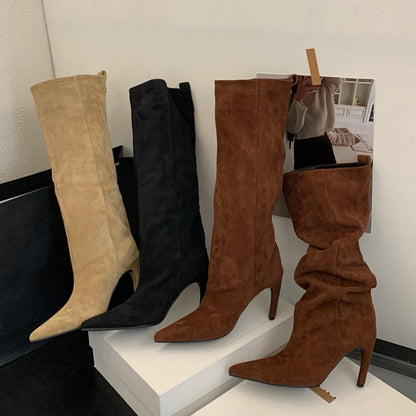 Bota cano alto caramelo bico fino — look inverno sofisticado