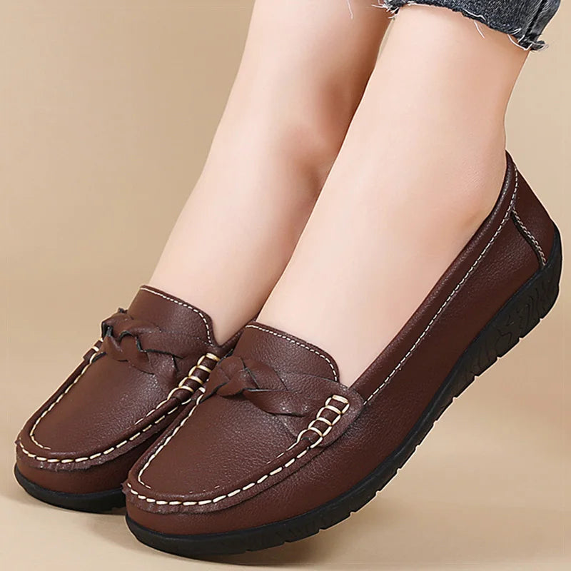Loafer feminino couro soft preto confortável — look elegante