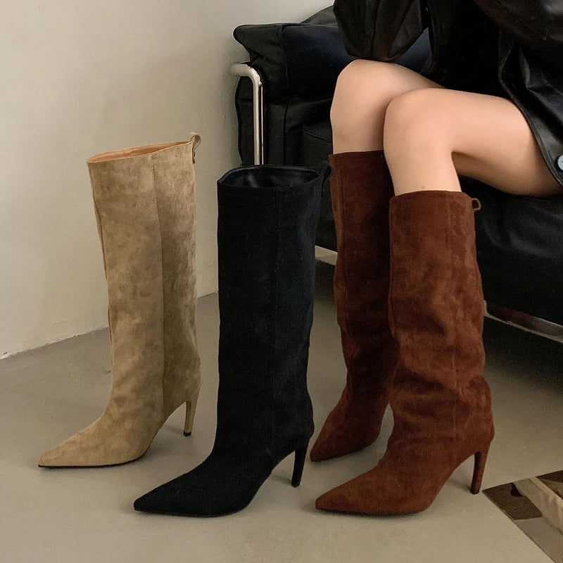 Bota feminina preta cano alto — detalhe sola borracha