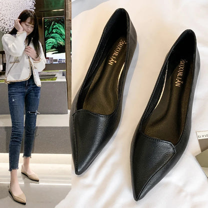 Sapatilha preta bico fino slip on — lateral
