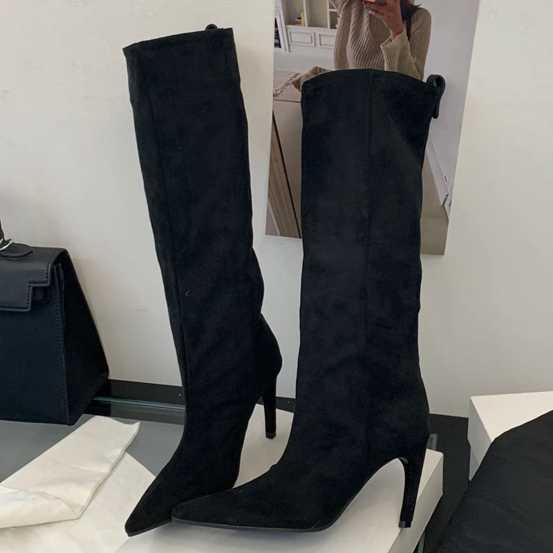 Bota feminina cano alto preta bico fino salto fino — vista frontal