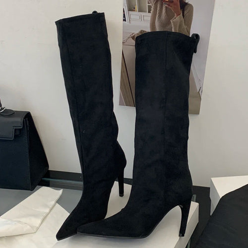 Bota feminina cano alto preta bico fino salto fino — vista frontal