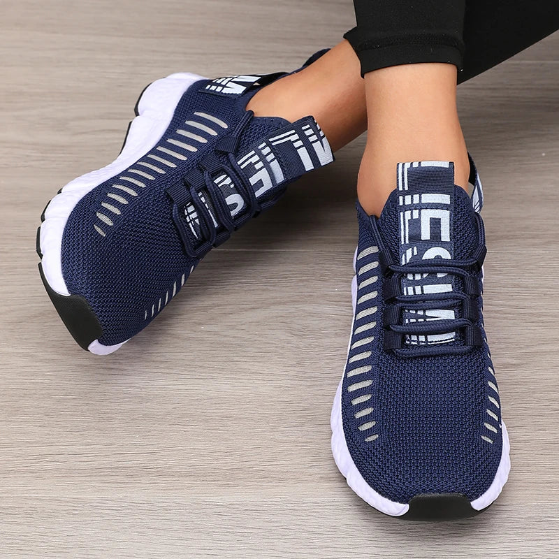 Tênis feminino mesh jogging azul céu — detalhe cadarço