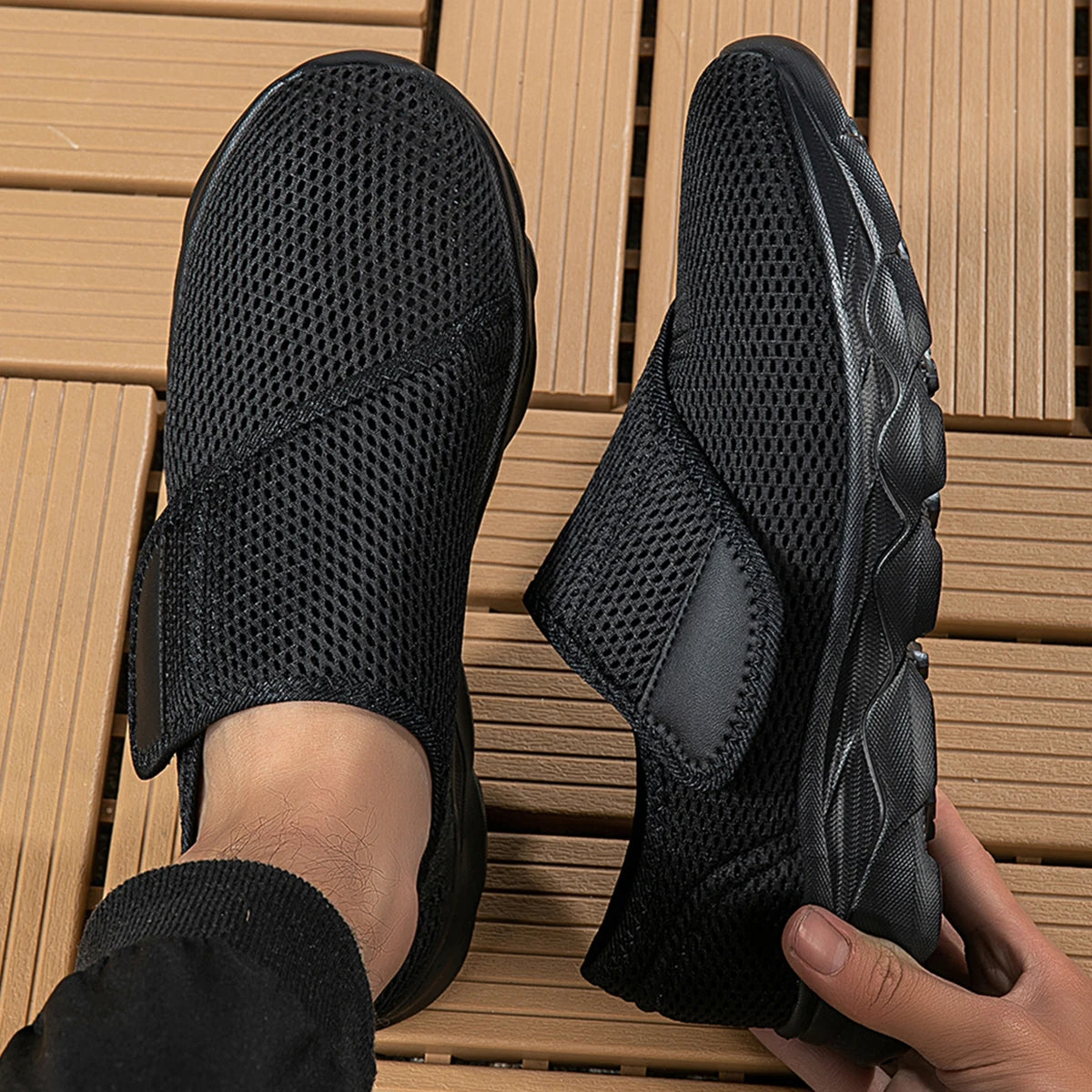 Tênis feminino ortopédico pés largos velcro preto — detalhe velcro ajustável