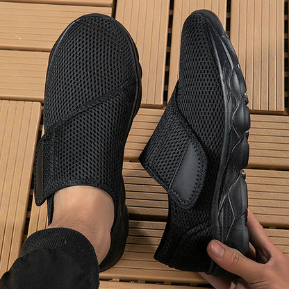Tênis feminino ortopédico pés largos velcro preto — detalhe velcro ajustável