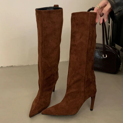 Bota feminina cano alto marrom bico fino — detalhe zíper