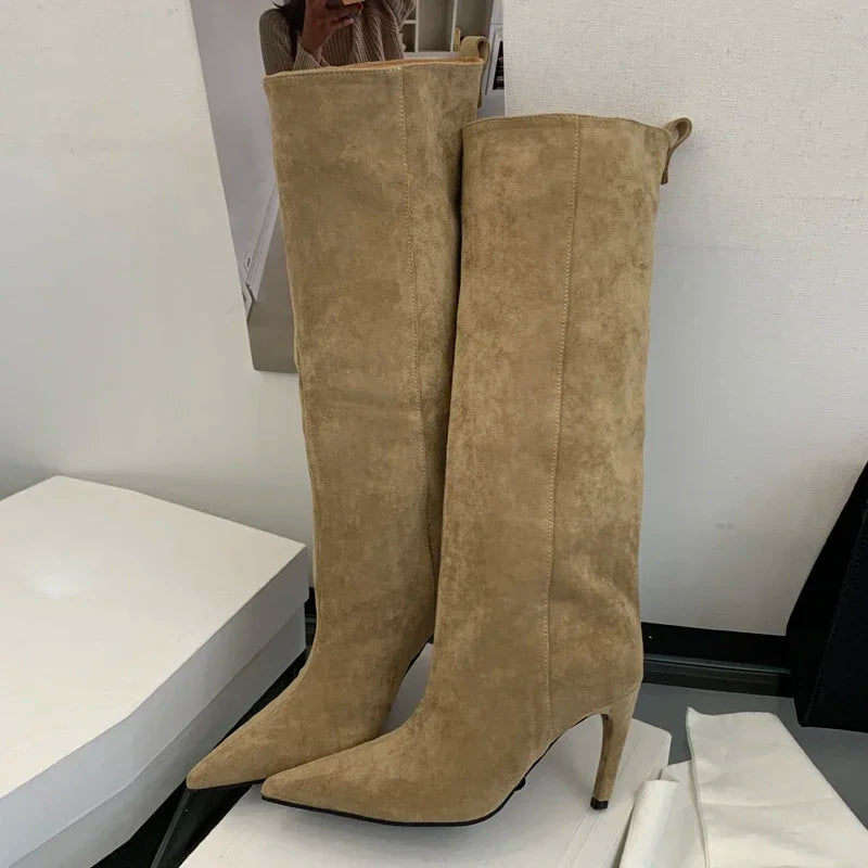 Bota feminina cano alto caramelo bico fino — detalhe zíper