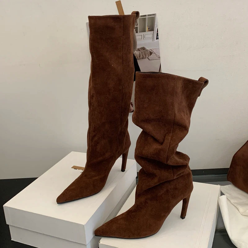 Bota cano alto caramelo bico fino — lateral