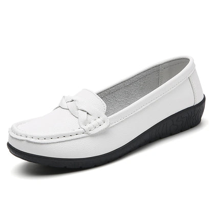 Loafer feminino preto couro soft — vista diagonal