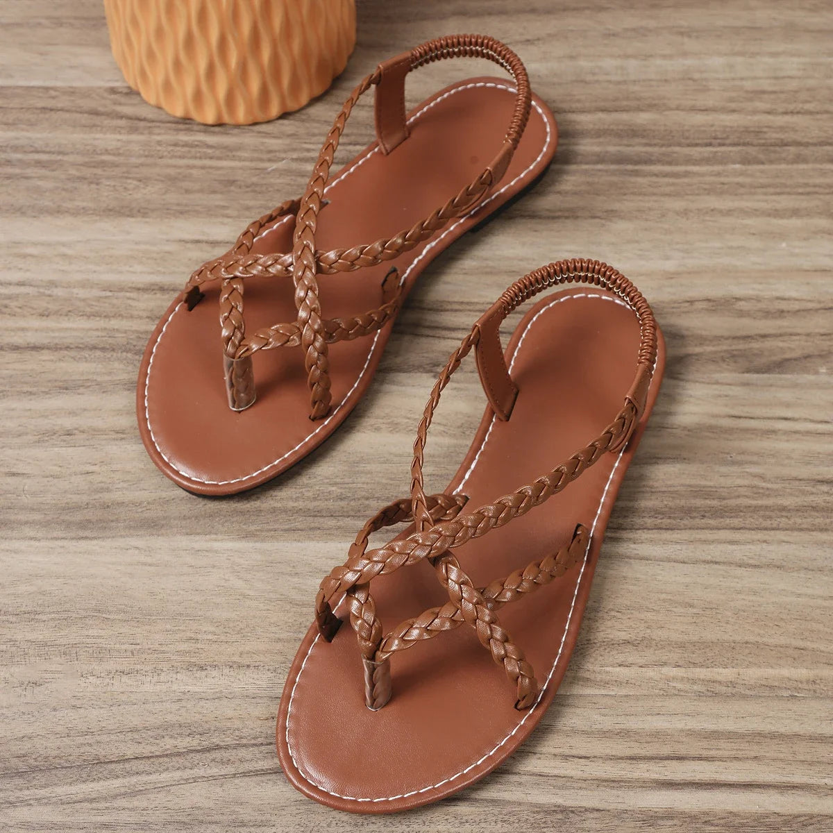 Sandália flat prata trançada — look boêmio