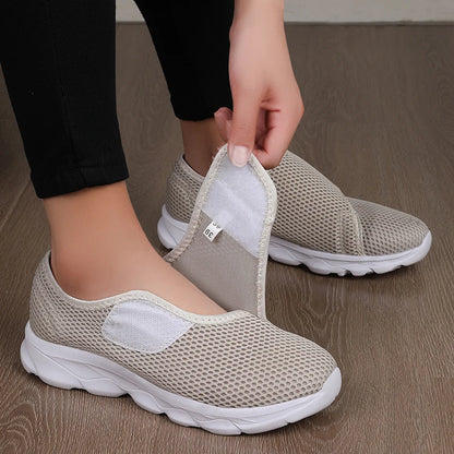 Tênis feminino ortopédico pés largos velcro bege — vista frontal