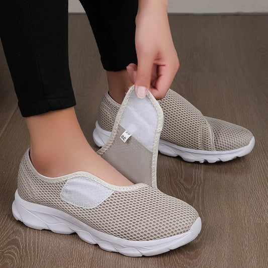 Tênis feminino ortopédico pés largos velcro bege — vista frontal