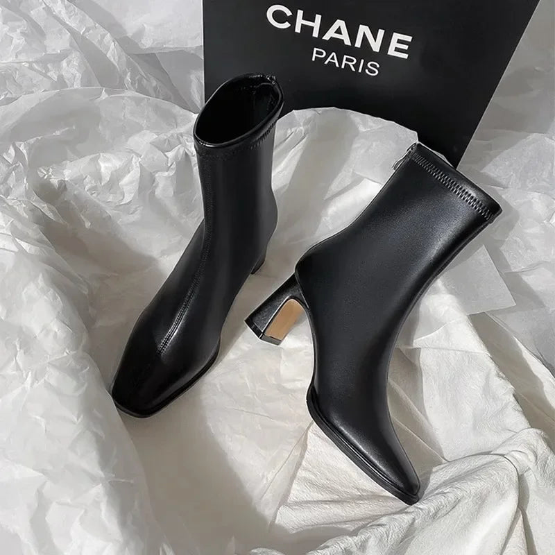 Ankle boot vintage bico quadrado branca — detalhe zíper - Valent