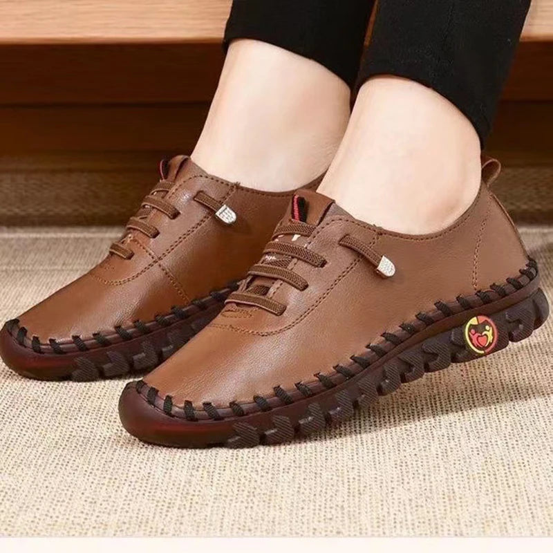 Tênis feminino slip on couro marrom — vista frontal