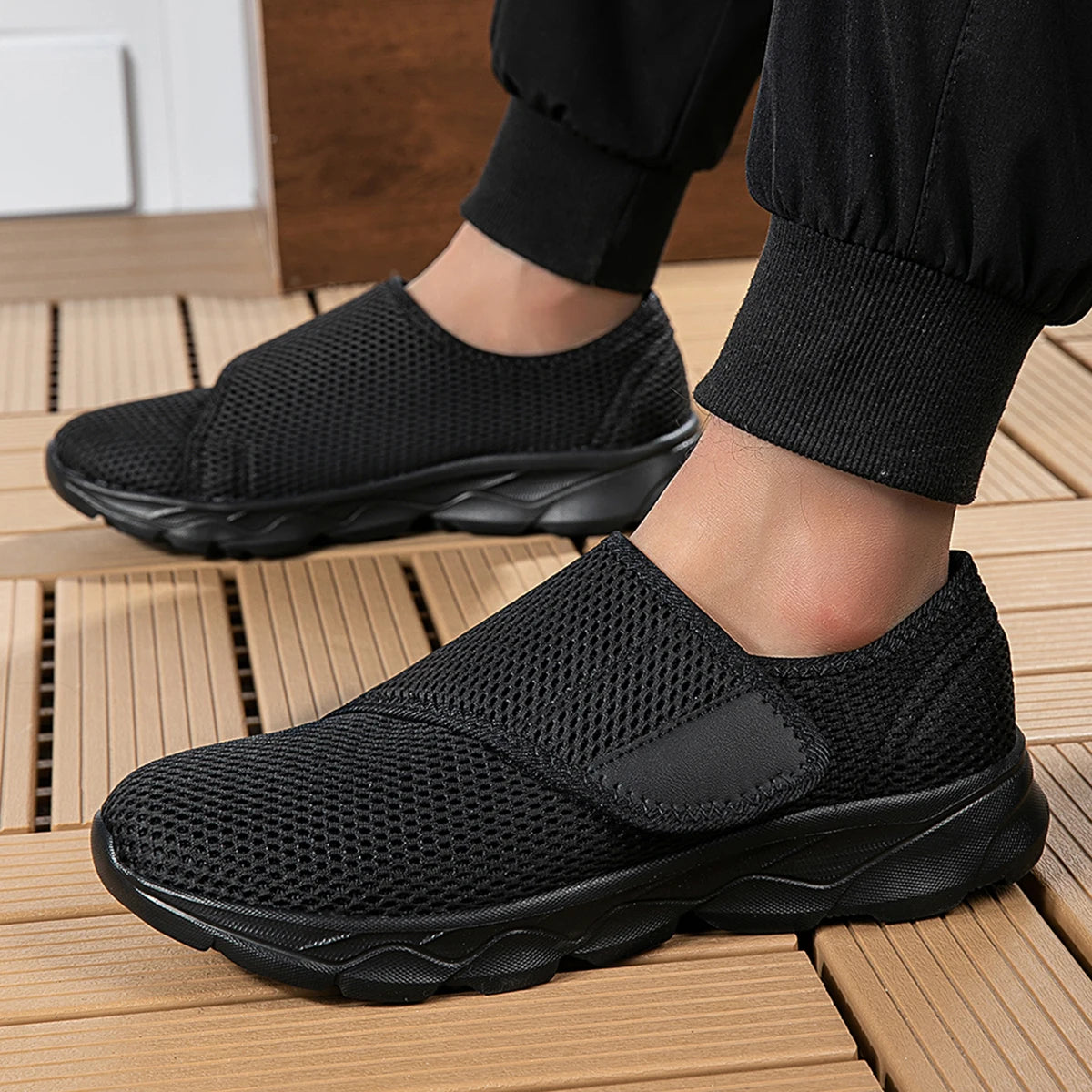 Tênis feminino ortopédico pés largos velcro bege — traseira