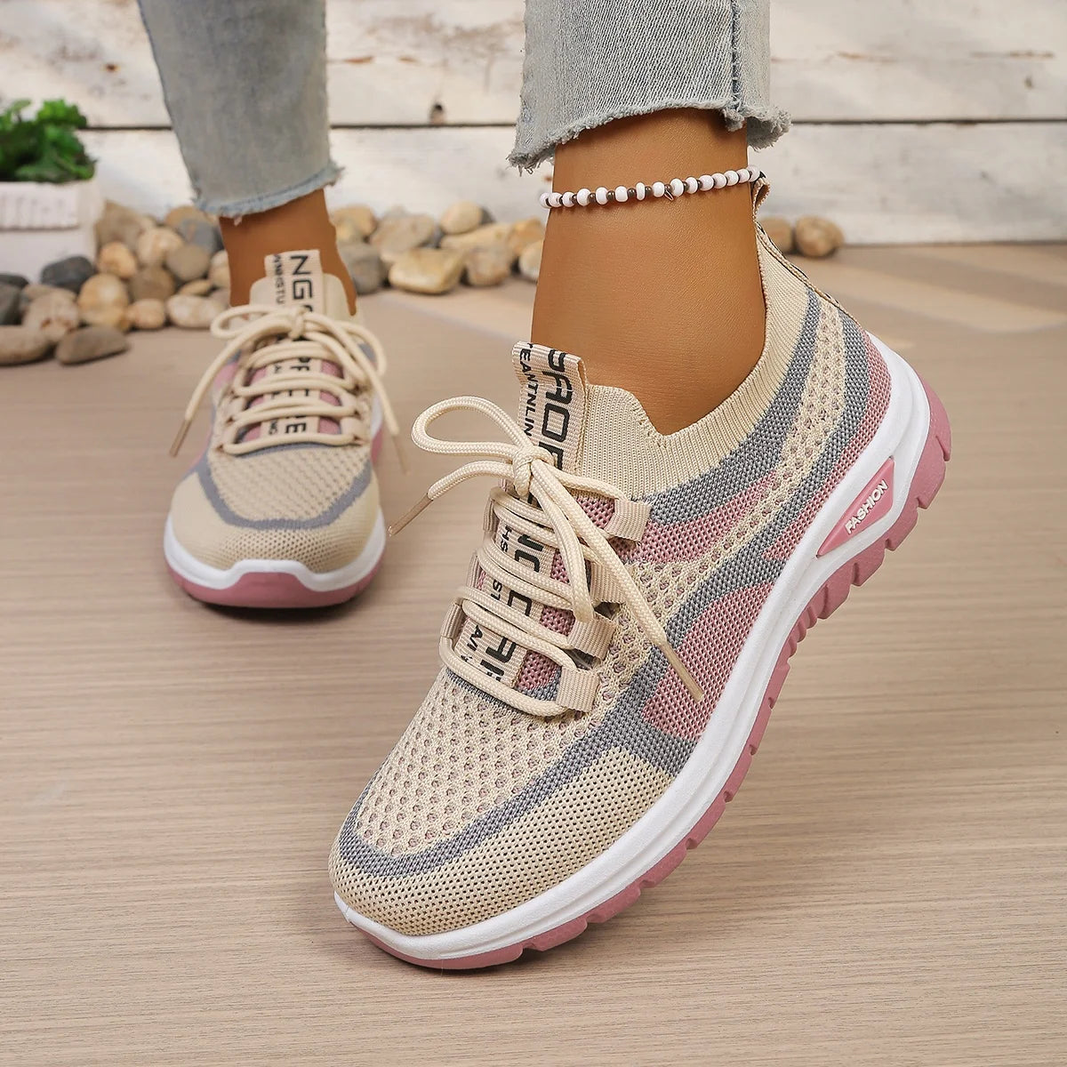 Tênis feminino casual bicolor branco e azul — look náutico