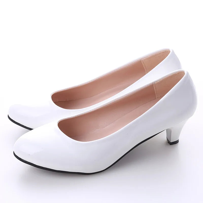 Scarpin preto salto médio — look elegante