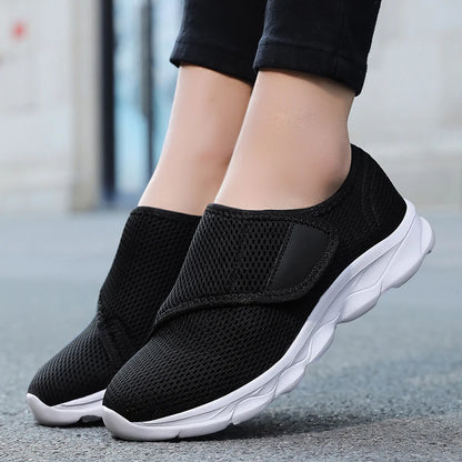 Tênis feminino ortopédico pés largos velcro preto e branco — par completo