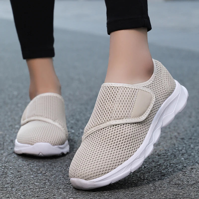 Tênis feminino ortopédico pés largos velcro bege — detalhe sola antiderrapante
