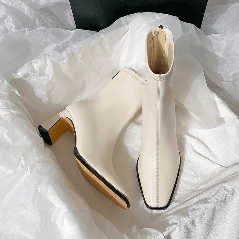 Ankle boot vintage bico quadrado forro quente — detalhe sola - Valent