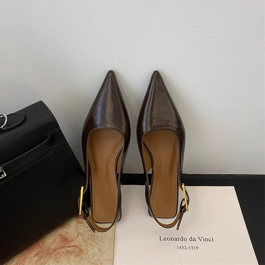 Sandália feminina mule slingback bico fino salto baixo café — vista frontal