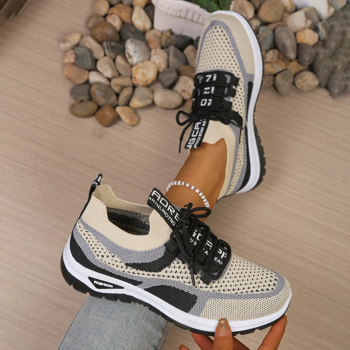 Tênis feminino casual bicolor preto e caqui — detalhe cadarço