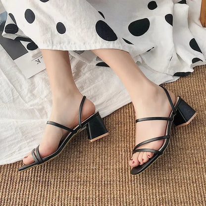 Sandália bege nude bico aberto — detalhe salto
