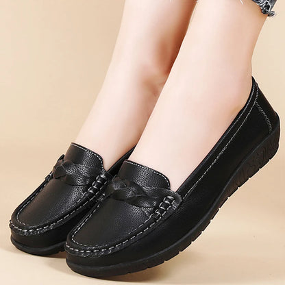 Loafer feminino couro soft preto slip on — vista frontal